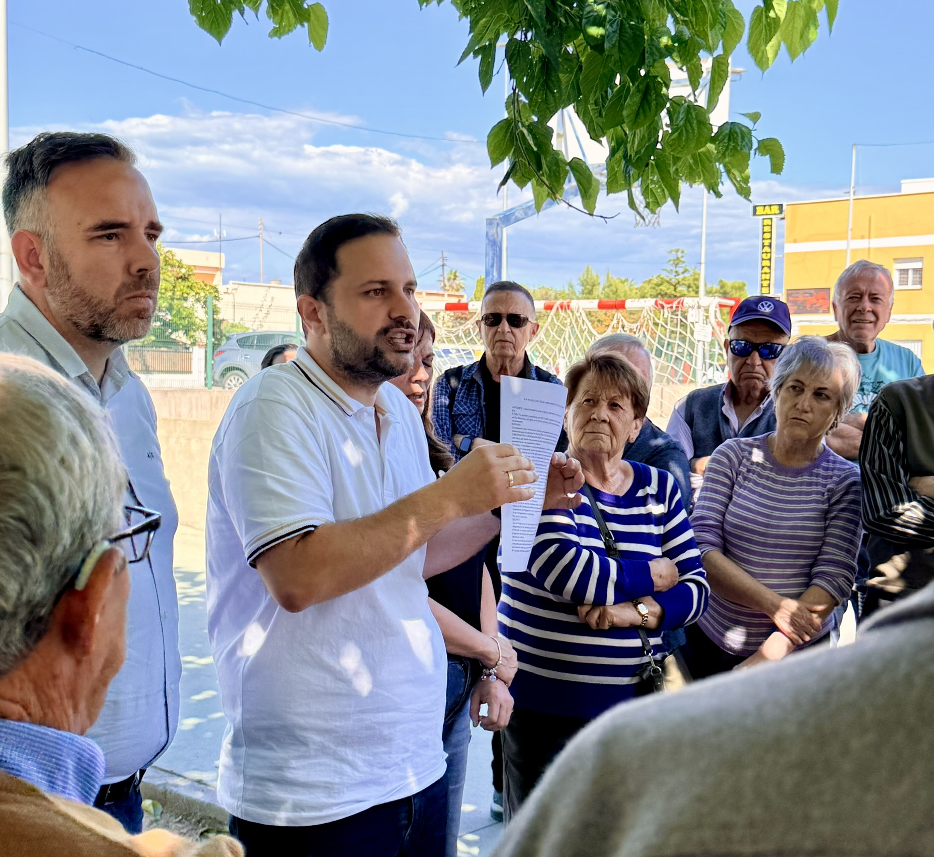 El PSPV alerta del risc per a la salut del magatzem de residus al costat d'habitatges de la carretera l'Alcora