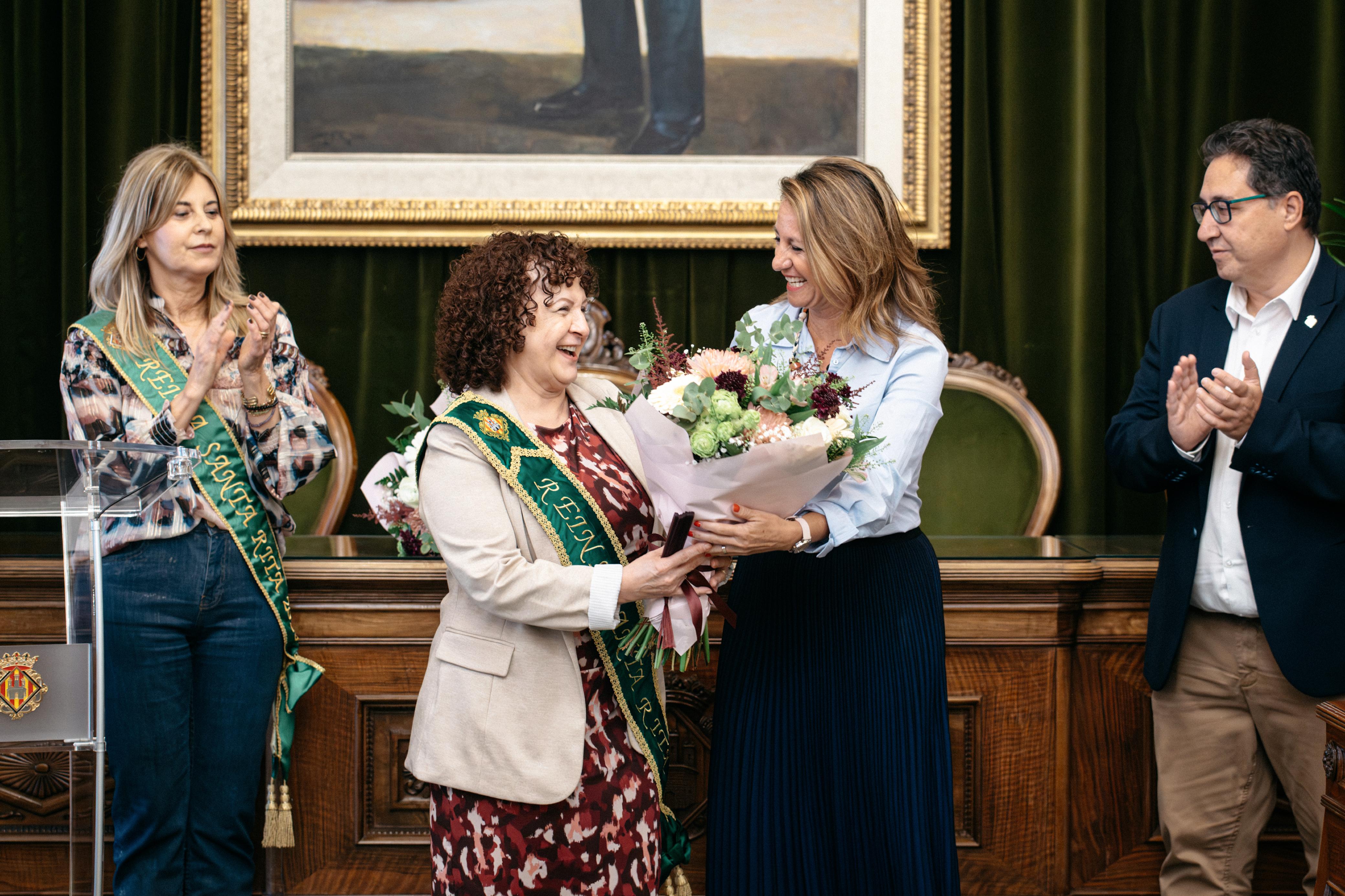 Begoña Carrasco imposa la banda a María José Tur Fauvell com a Reina de Santa Rita 2026