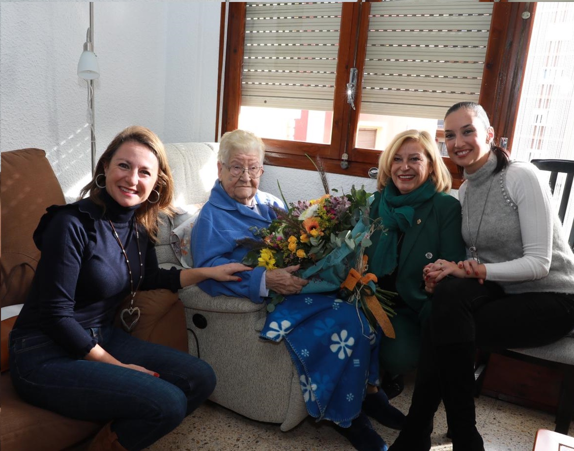L'Alcaldessa felicita Humilitat Agut Escrig pel seu 105 aniversari