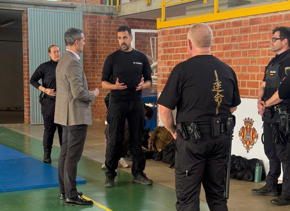 La Policía Local de Castellón se forma para reforzar su respuesta ante agresiones con arma blanca