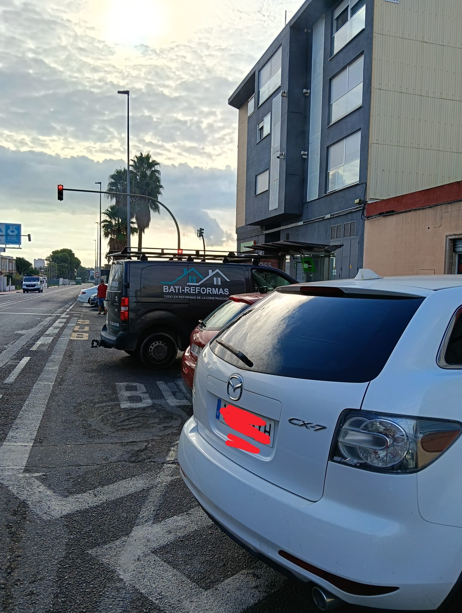 El PSPV reclama una solució per a la parada de bus de l'avinguda l'Alcora ocupada sempre per vehicles