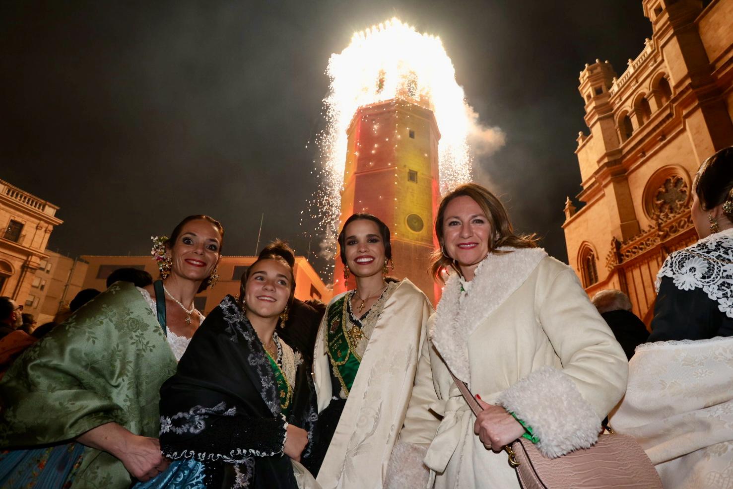 La “Enfarolà” del Fadrí ilumina el símbolo por excelencia de Castellón con un espectacular juego de luces y pirotecnia
