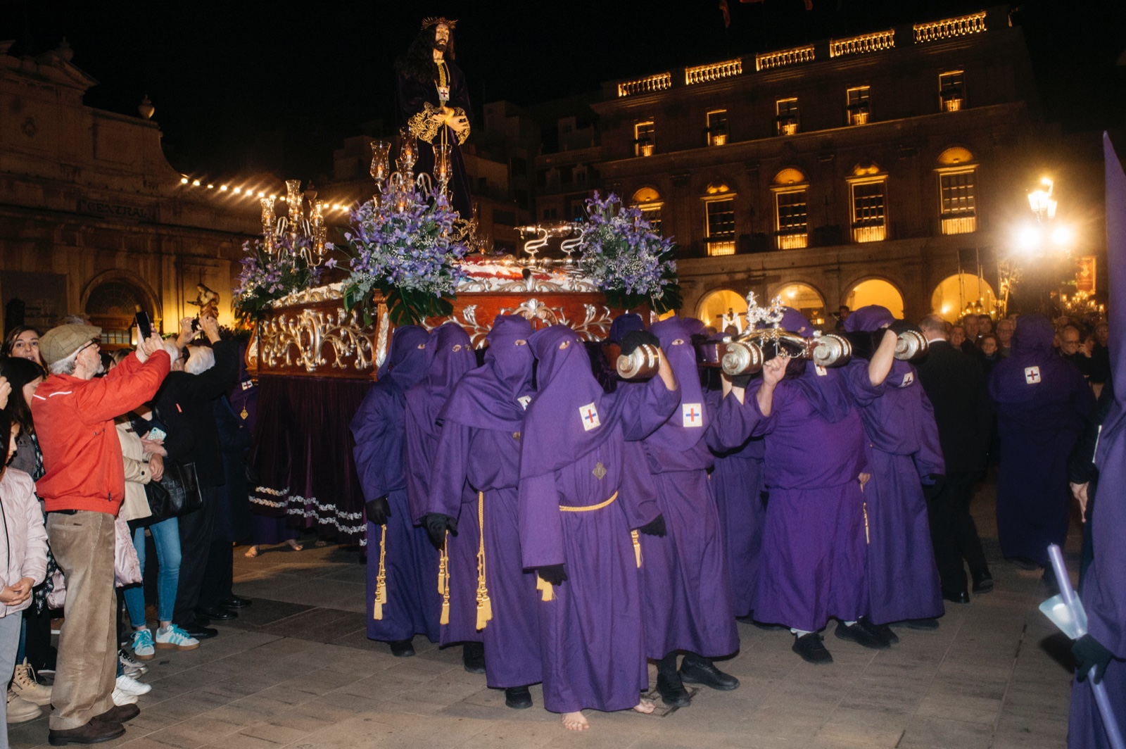 El Santo Entierro reúne a cerca de 1.400 personas procesionando ante la mirada de una multitud de castellonenses y visitantes