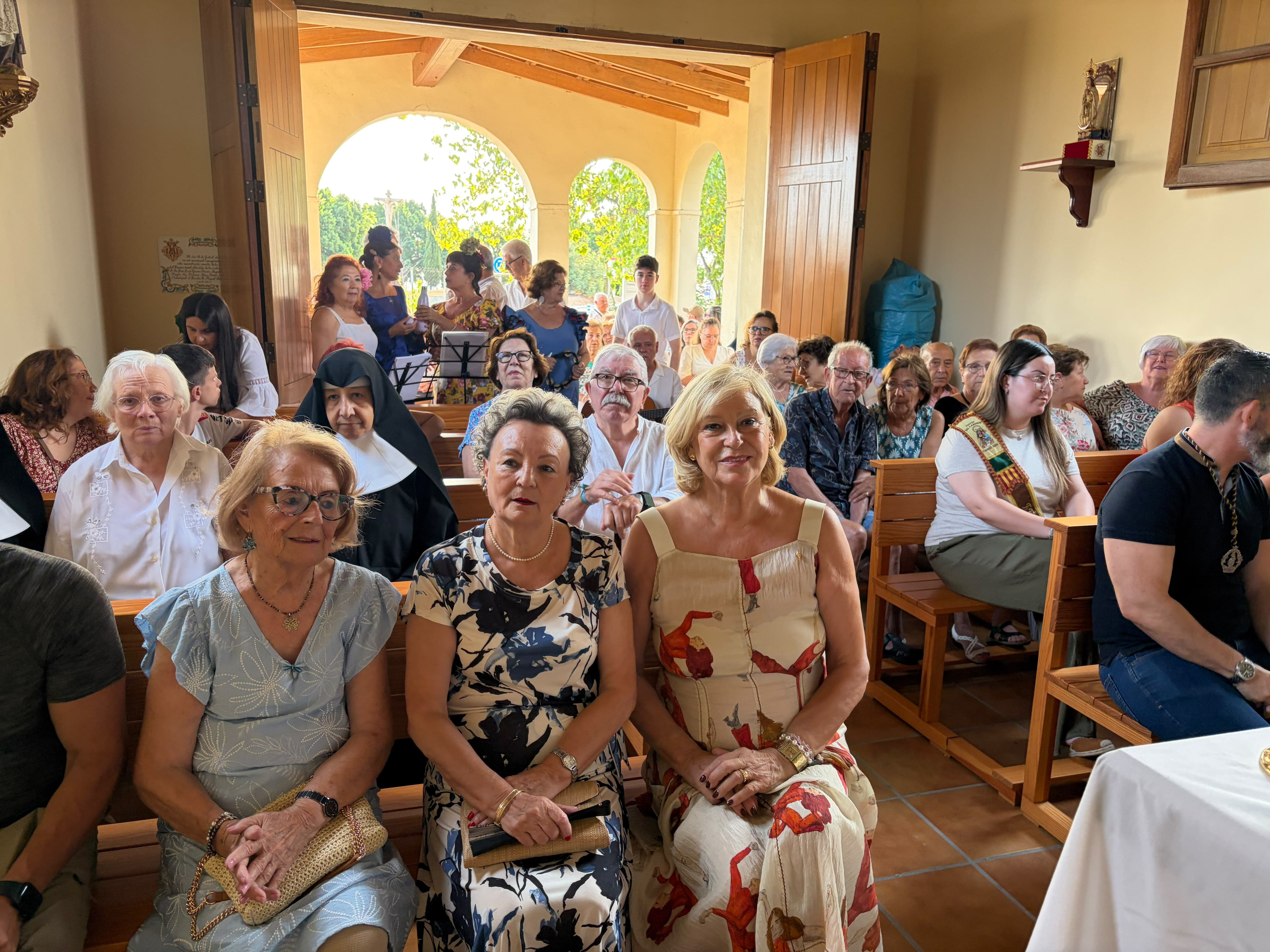Prop d'unes 200 persones celebren el Dia dels Avis a l'ermita de la Mare de Déu del Carme amb una missa, processó i esmorzar de germanor