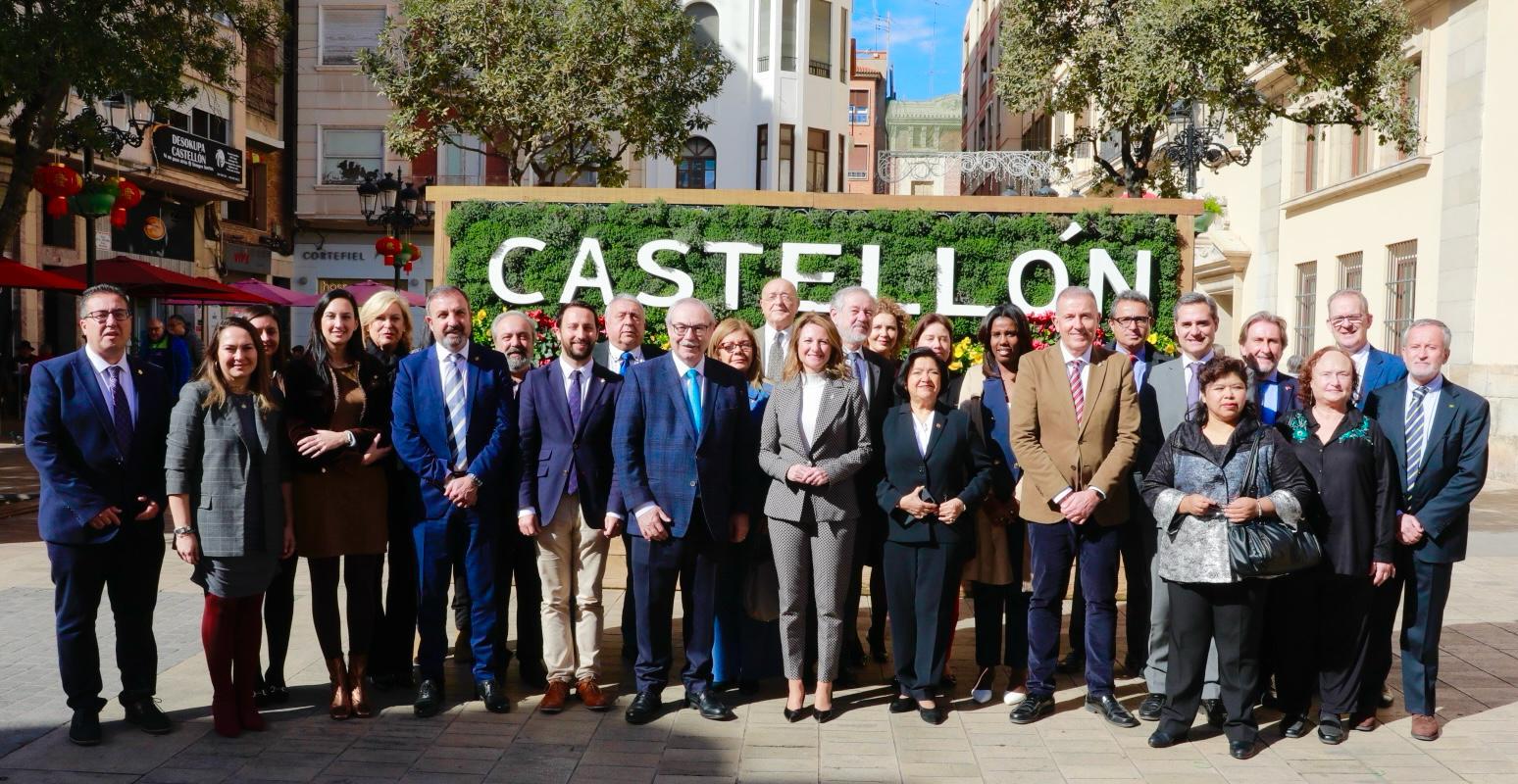
		
		El govern de Begoña Carrasco rep per primera vegada en la història de l'Ajuntament als membres del cos consular de València en la seua aposta per potenciar les relacions
	