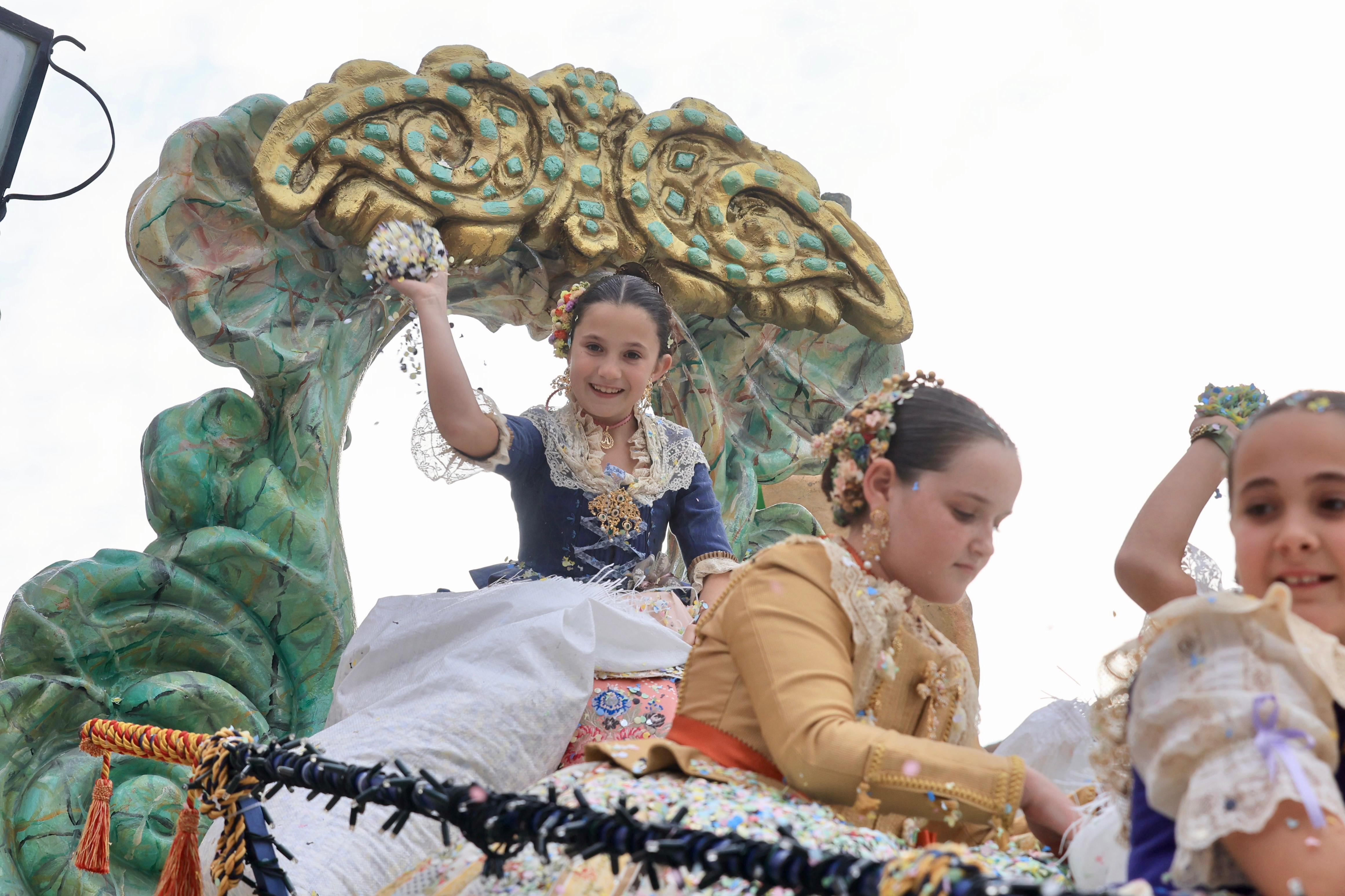 Castelló s'ompli de color i somriures amb el Cus Multicolor, que llança 5.500 quilos de confeti