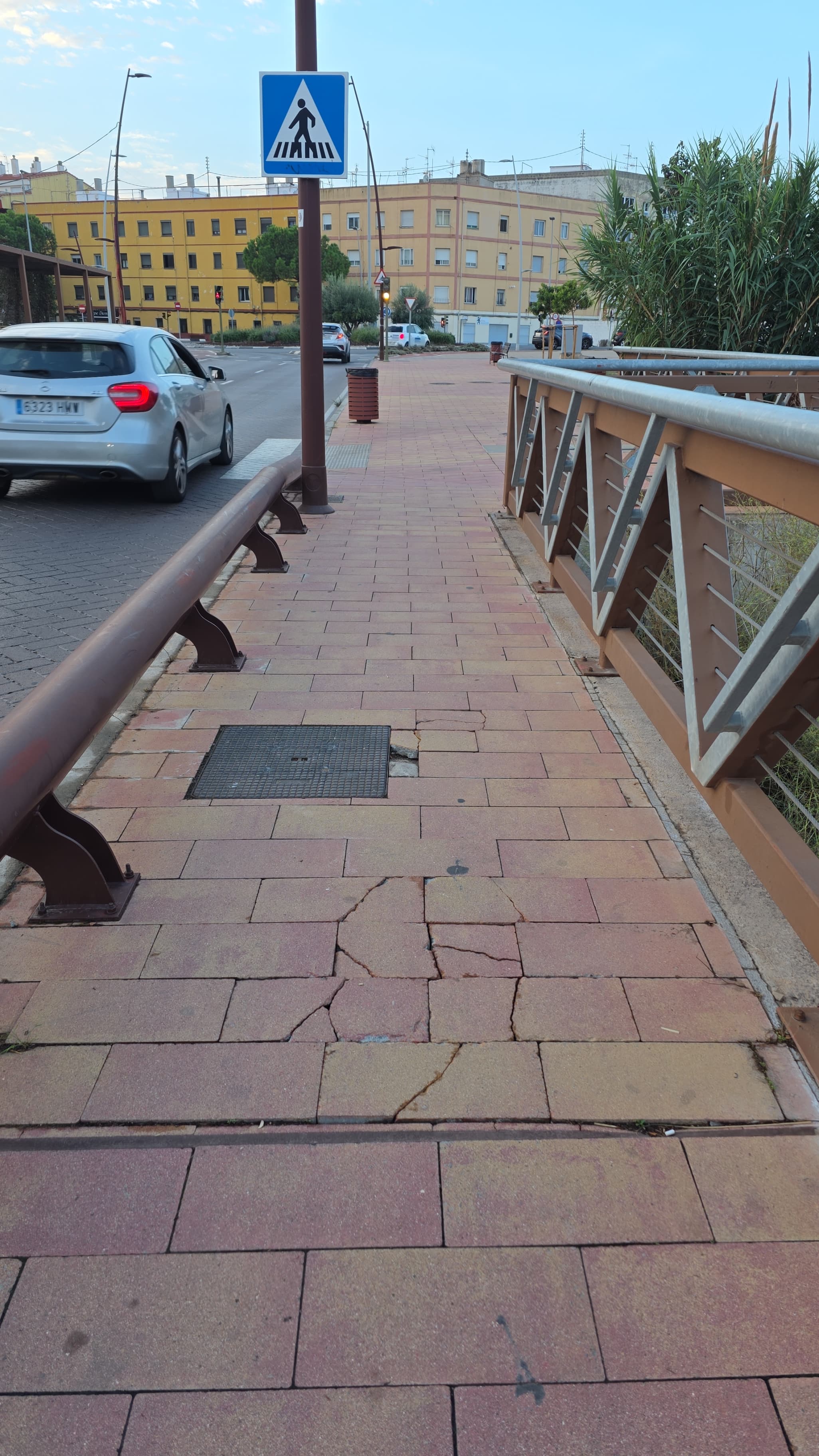 Carrasco s'oblida del Pont d'Europa, amb llosetes trencades, carril bici esborrat i elements urbans deteriorats
