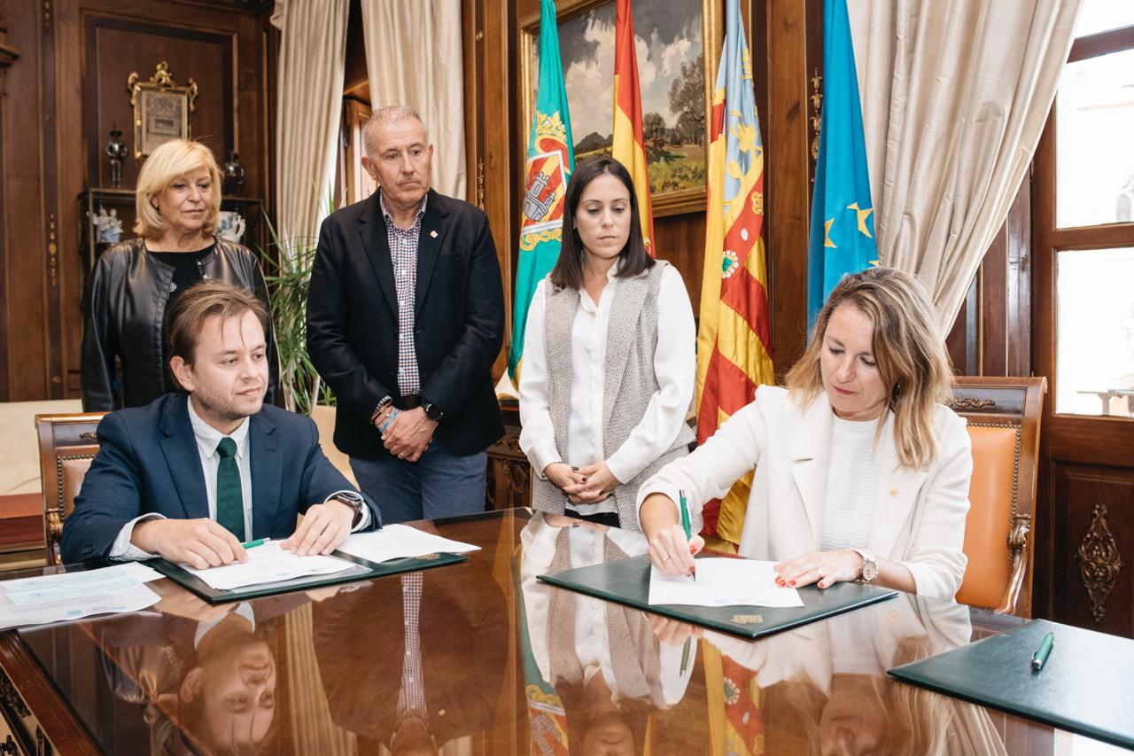 Carrasco signa davant notari l'adquisició de la primera de la cinc habitatges socials que l'Ajuntament sumarà abans de 2026