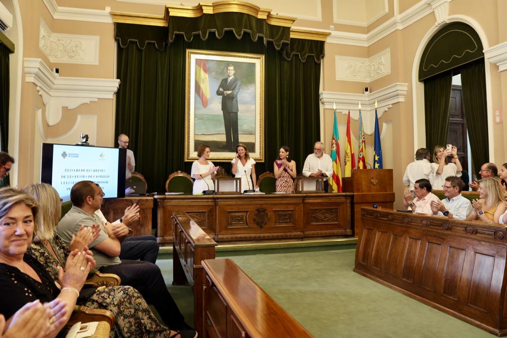 L'acte de l'elecció torna al Saló de Plens de l'Ajuntament des d'on l'alcaldessa de Castelló, Begoña Carrasco, ha telefonat als qui seran les màximes representants de la ciutat durant el pròxim cicle fester, per a comunicar-los la bona notícia